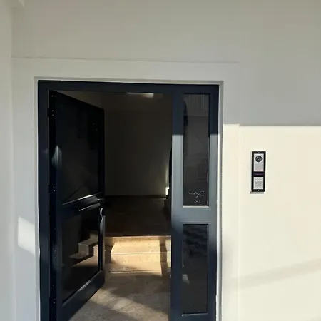 Luxury Apartment *